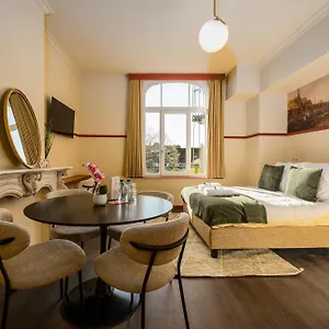  Aparthotel The Queen's Twelve By Romy&travis